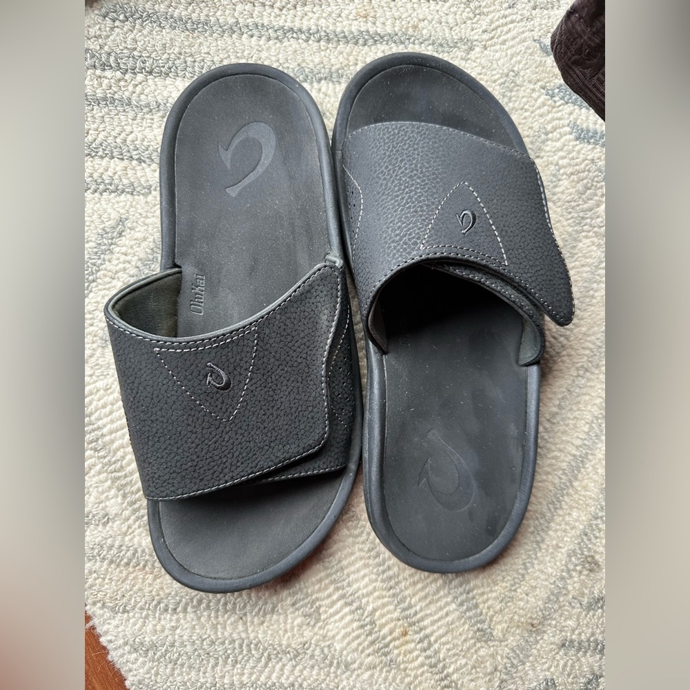 Men’s size 10 black OluKai sandal
